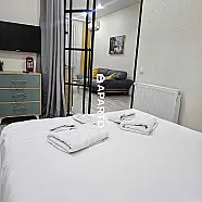 80 ლარი ღამე, ბინა დღიურად