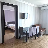 80 ლარი ღამე, ბინა დღიურად